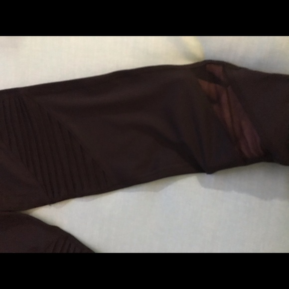 *SOLD* Aeropostale moisture wicking technology leggings - Picture 5 of 5